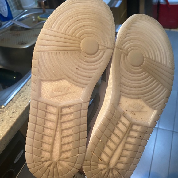 Women’s Air Jordan 1 low - Picture 4 of 5